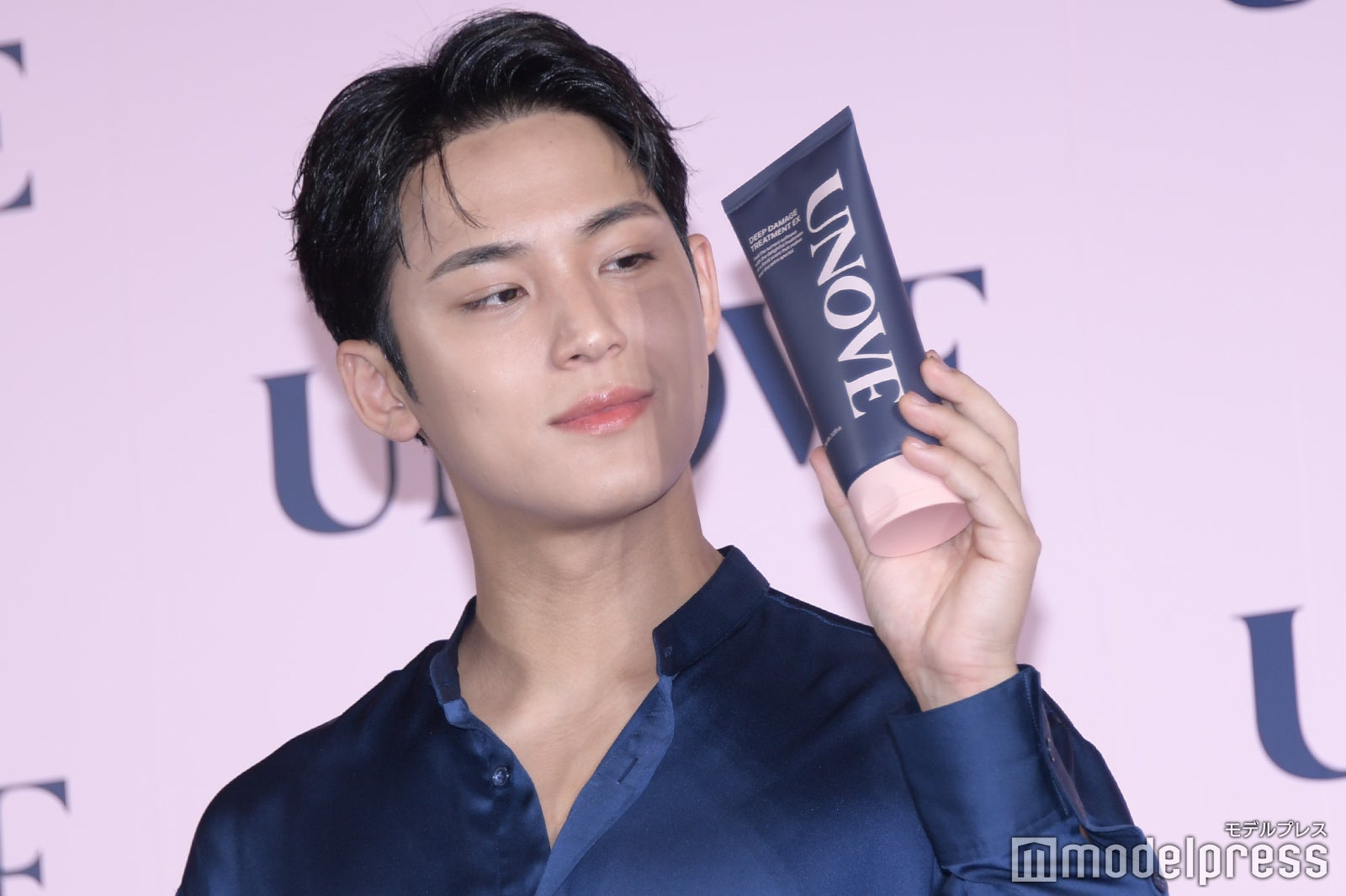 製品を見つめるミンギュ②（C）モデルプレス