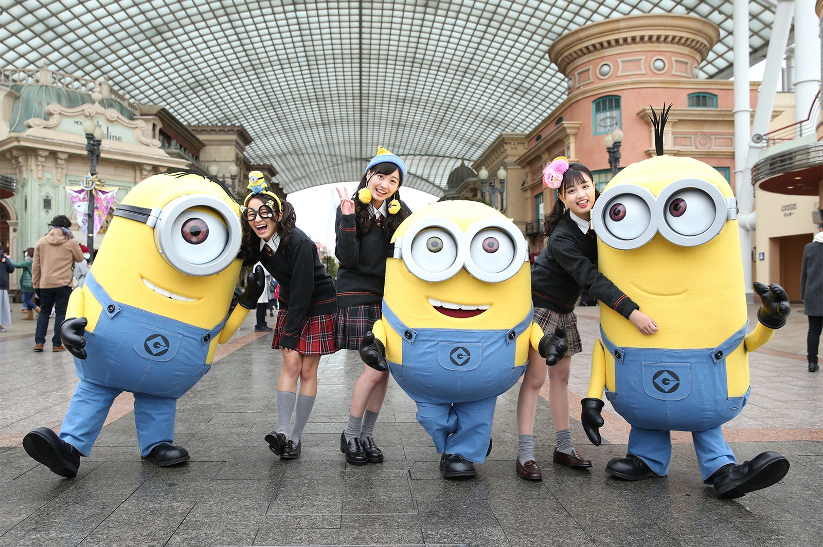 ミニオンとのグリーティング（写真左から）岡田結実、日達舞、鶴嶋乃愛／TM＆（C）2017 Universal Studios．／画像提供：ユニバーサル・スタジオ・ジャパン