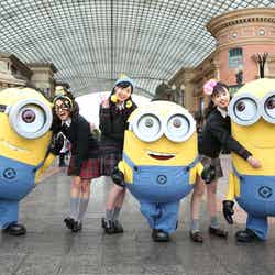 ミニオンとのグリーティング(写真左から)岡田結実、日達舞、鶴嶋乃愛/TM&(C)2017 Universal Studios./画像提供:ユニバーサル・スタジオ・ジャパン