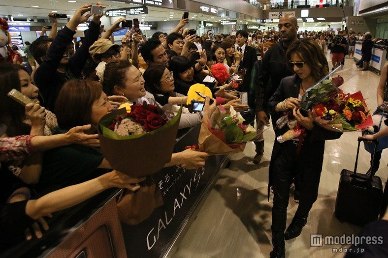 X JAPAN・YOSHIKI帰国でファン殺到　空港が一時騒然