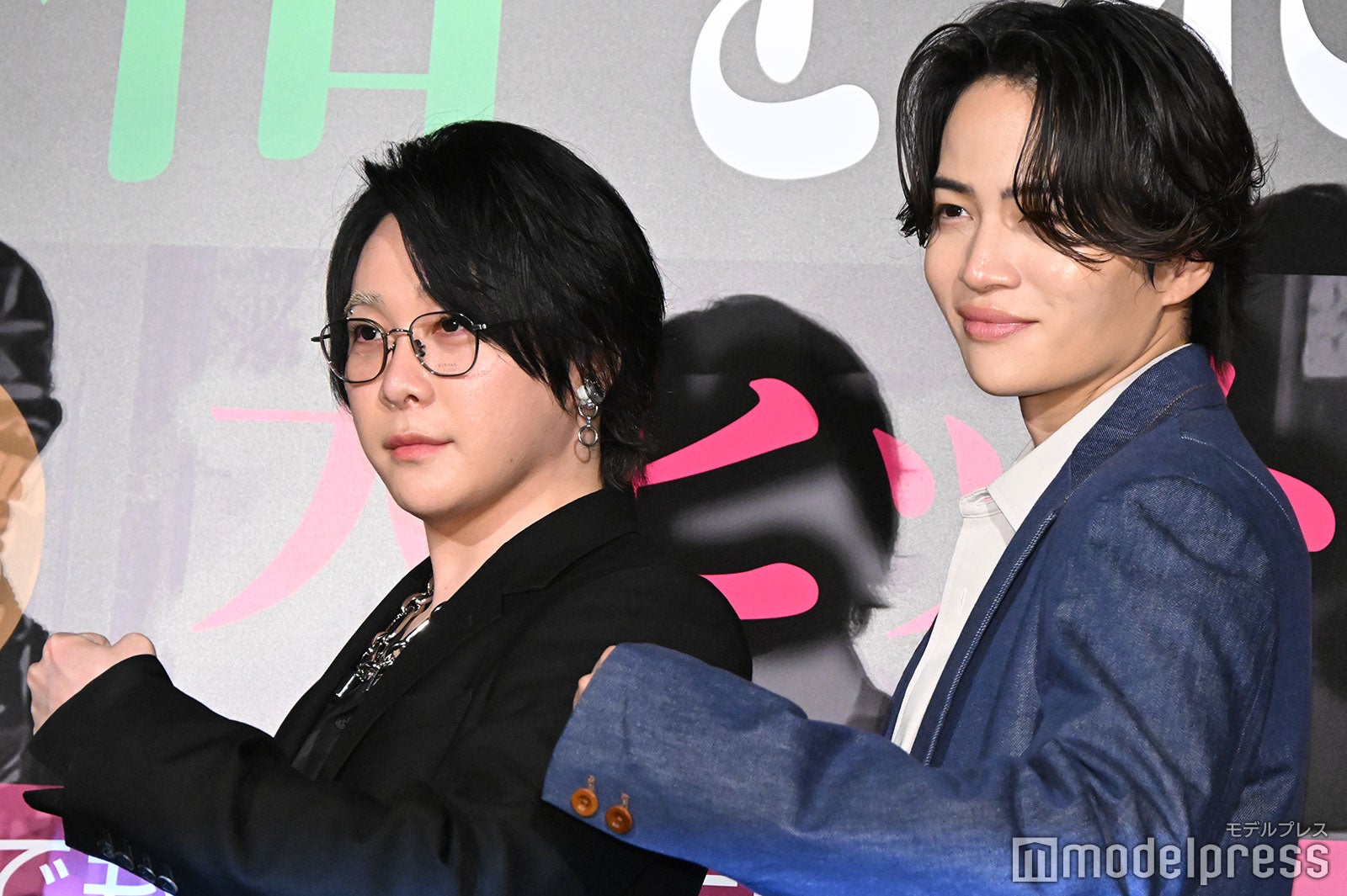 仲間感のあるポージングをリクエストされた大森元貴、菊池風磨（C）モデルプレス