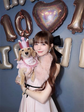「41歳に見えない」益若つばさ、誕生日に"デカリボン"姿披露「ずっと可愛いを更新してる」