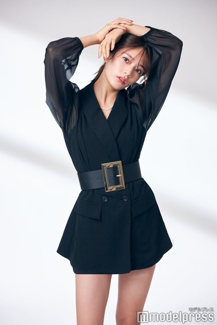 ブレイザーズ￥2,584、ビーズネックレス￥63／オールアイテム：「SHEIN」（C）モデルプレス