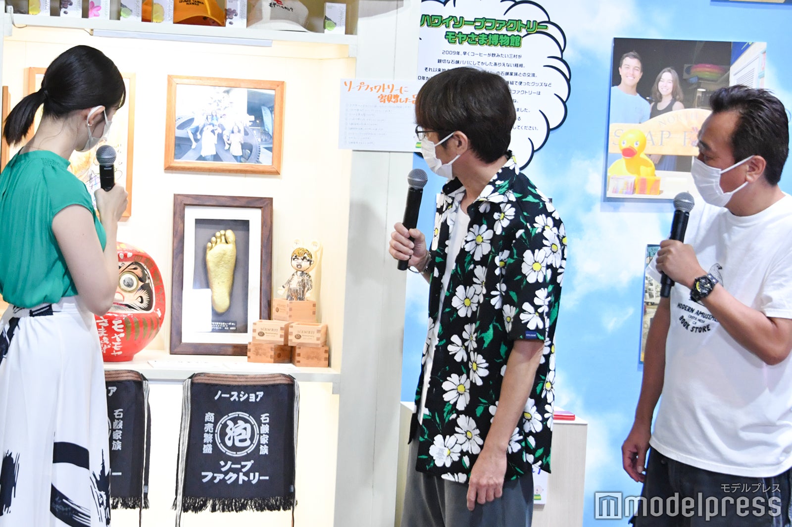 “モヤさまミュージアム”を眺める田中瞳アナウンサー、大竹一樹、三村マサカズ （C）モデルプレス