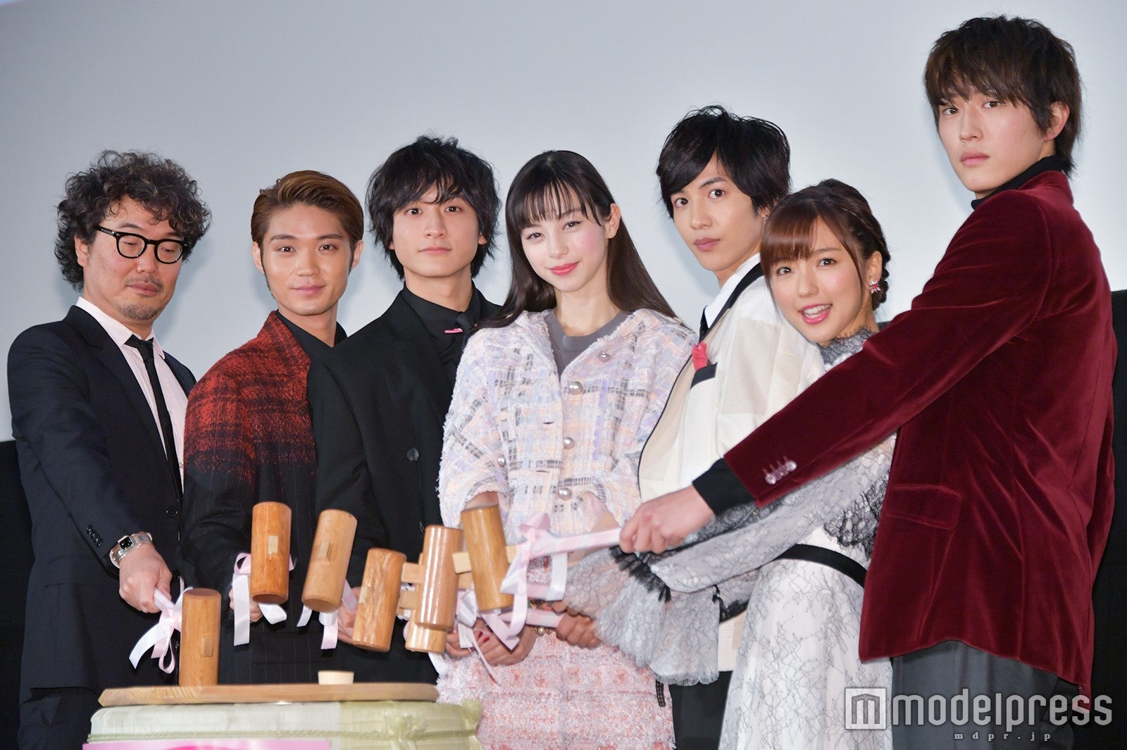 左から：三木康一郎監督、磯村勇斗、小関裕太、中条あやみ、志尊淳、真野恵里菜、杉野遥亮 （C）モデルプレス