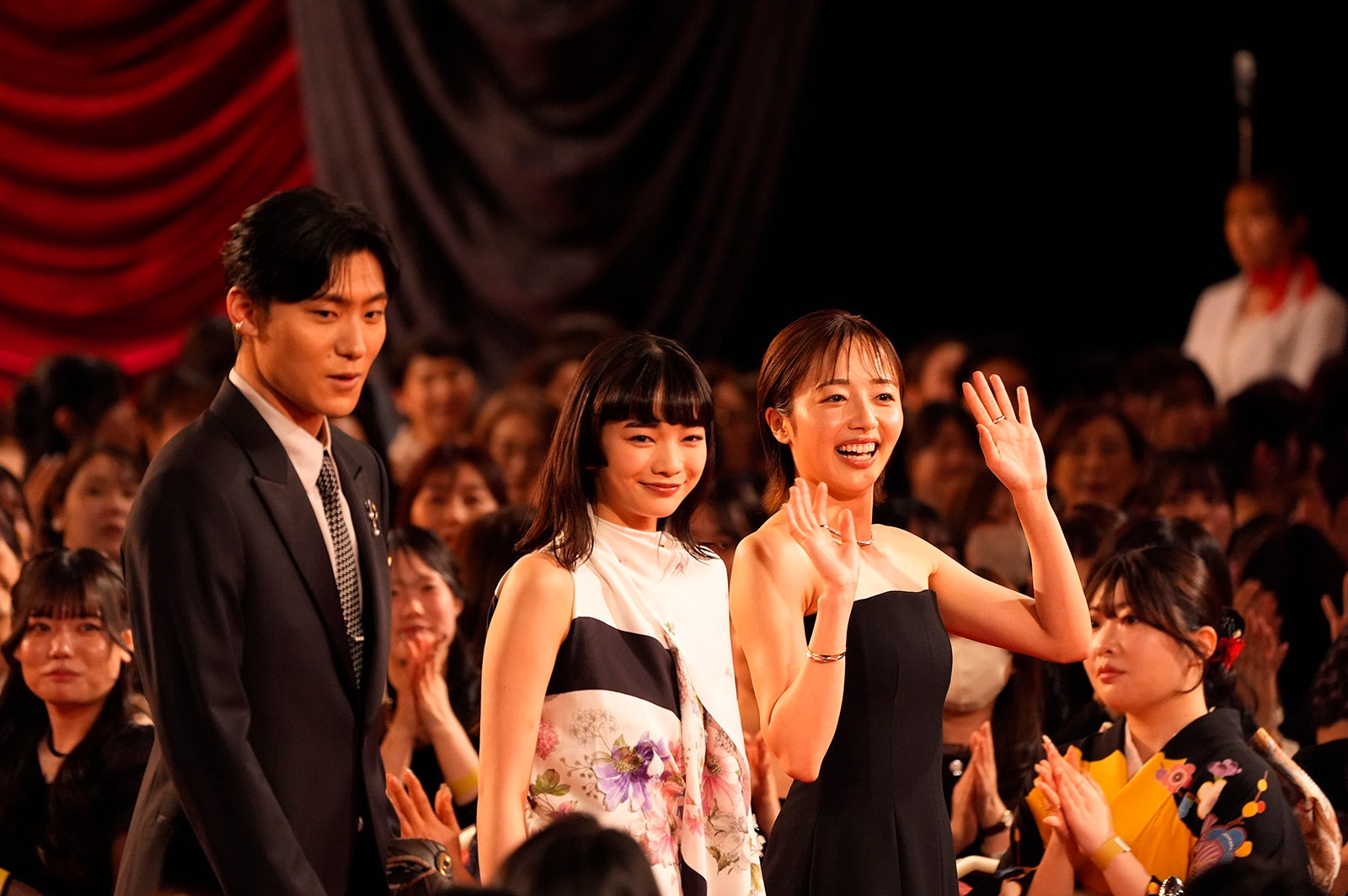 見上愛＆森田望智、ドレスから美肩披露 松谷鷹也は黒スーツでオーラ放つ【第49回日本アカデミー賞】