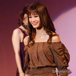 モデルプレス - 生見愛瑠、オフショルワンピでSEXYに魅了<TGC teen 2019 Summer>