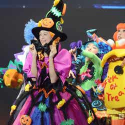 山本美月(写真中央)/「ディズニー・ハロウィーン『おしゃれ仮装』」スペシャルステージ