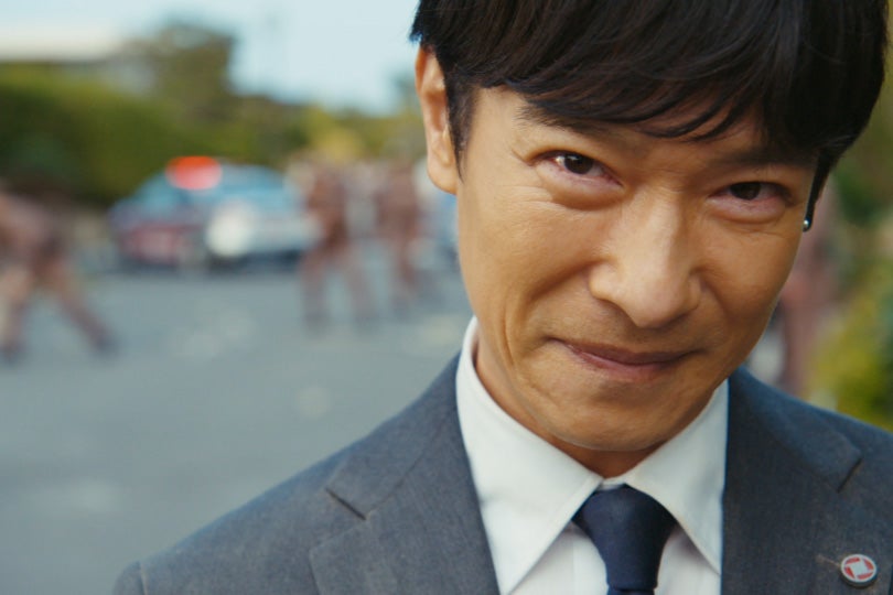 「VIVANT」乃木（堺雅人）の背後にパトカー＆警官…不敵な笑み浮かべる第13話場面写真を先行解禁