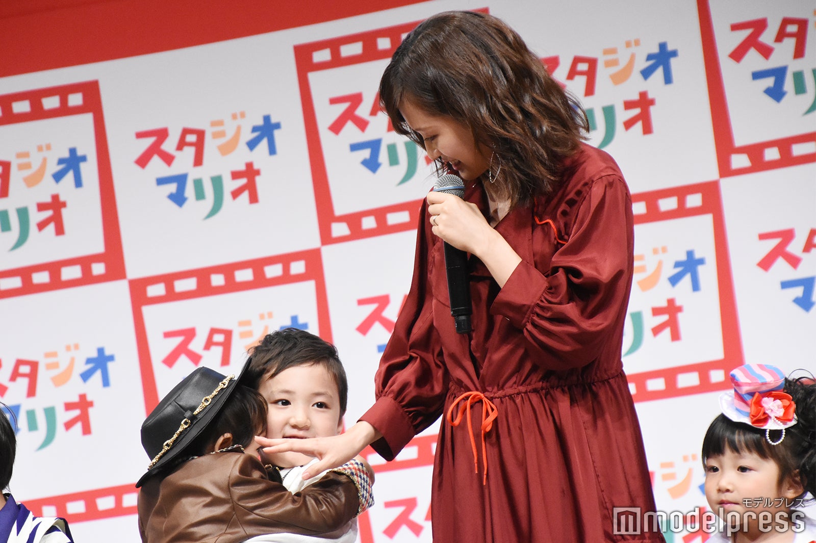 前田敦子、子どもたちと共演で“ママの顔” （C）モデルプレス