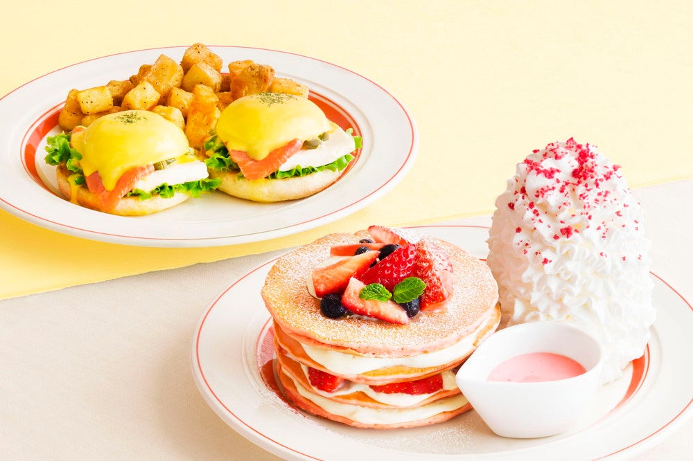 ミルクのミルフィーユパンケーキ税込1,630円、スモークサーモンとクリームチーズのエッグスベネディクト税込1,400円／画像提供：Eggs’n Things Japan