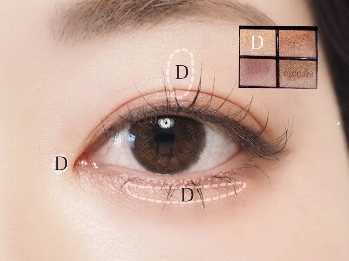 ラメDを上まぶた中央・目頭・涙袋にのせて目を大きく見せる