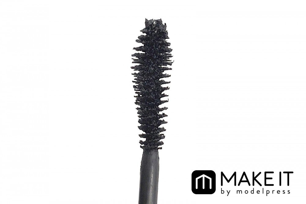 コブラような特殊な形で、短いまつげもキャッチ（C）モデルプレス