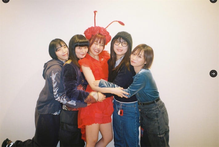 アイナ・ジ・エンド、元BiSHメンバーと”ギュッ”と密着集合ショット公開「尊すぎる」