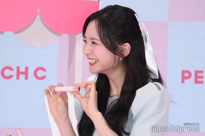 CRAZY COCOに笑いかけるマシロ(C)モデルプレス