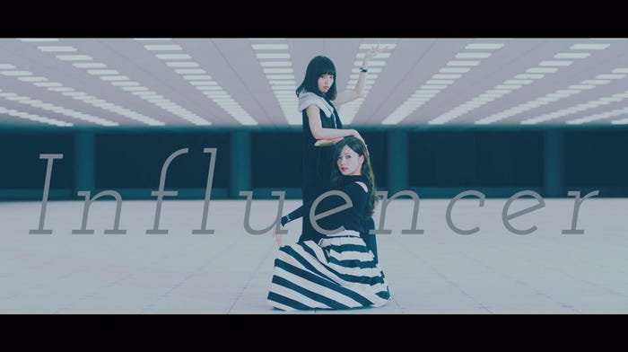 乃木坂46「インフルエンサー」MVより(画像提供:ソニー・ミュージックレーベルズ)