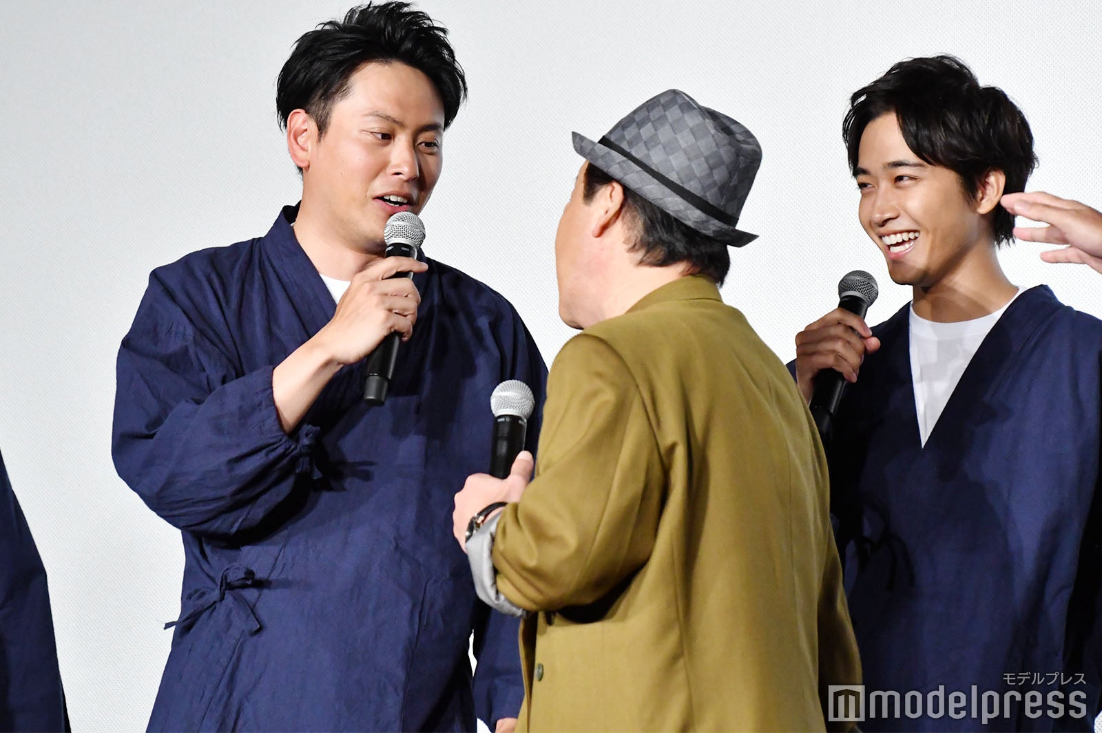 上島竜兵が山下健二郎に迫る…！ （C）モデルプレス