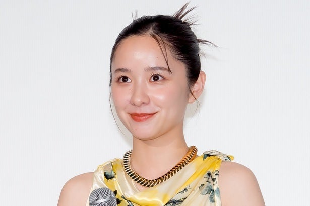 堀田真由、ボディラインあらわなタイトワンピ姿にファン絶賛「スタイル抜群」「綺麗すぎる」 - モデルプレス