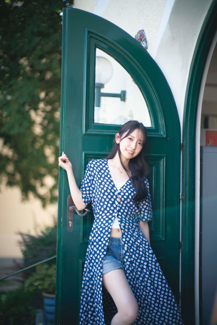 日向坂46金村美玖、水玉ドレスから“おへそチラリ”笑顔ショット 2nd写真集先行カット第5弾