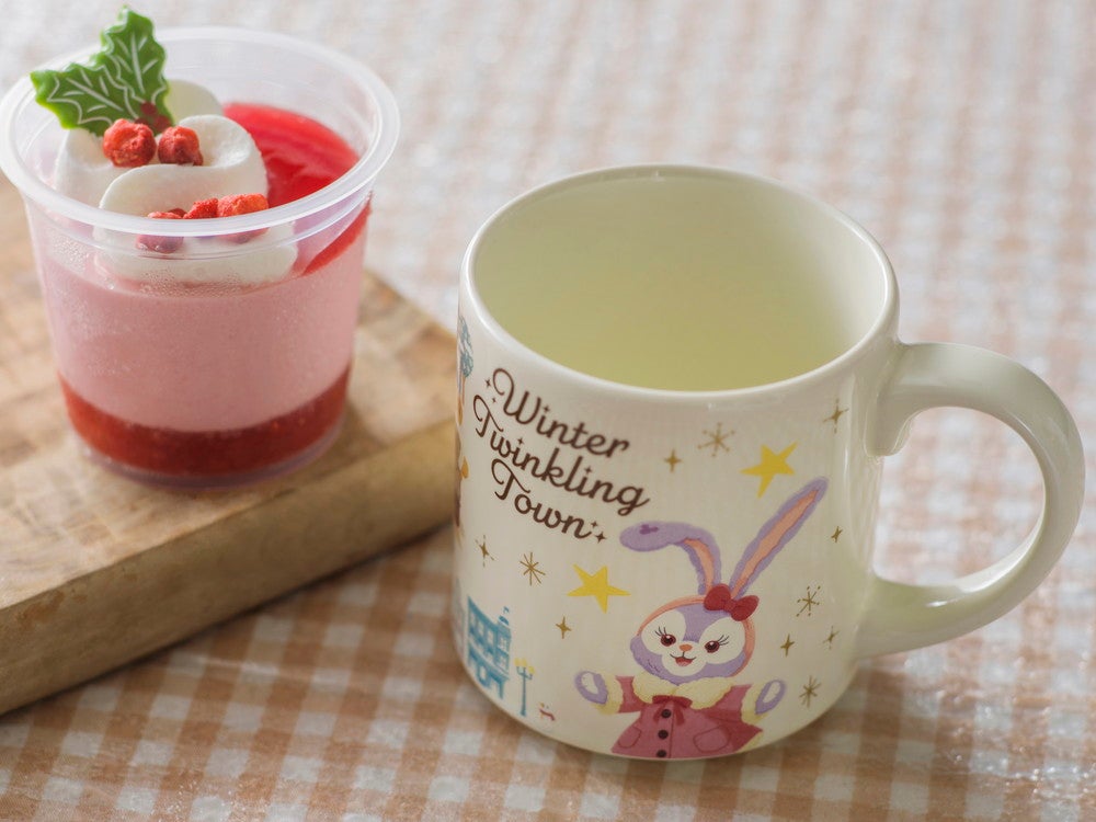 ストロベリームース、スーベニアカップ付き990円（C）Disney