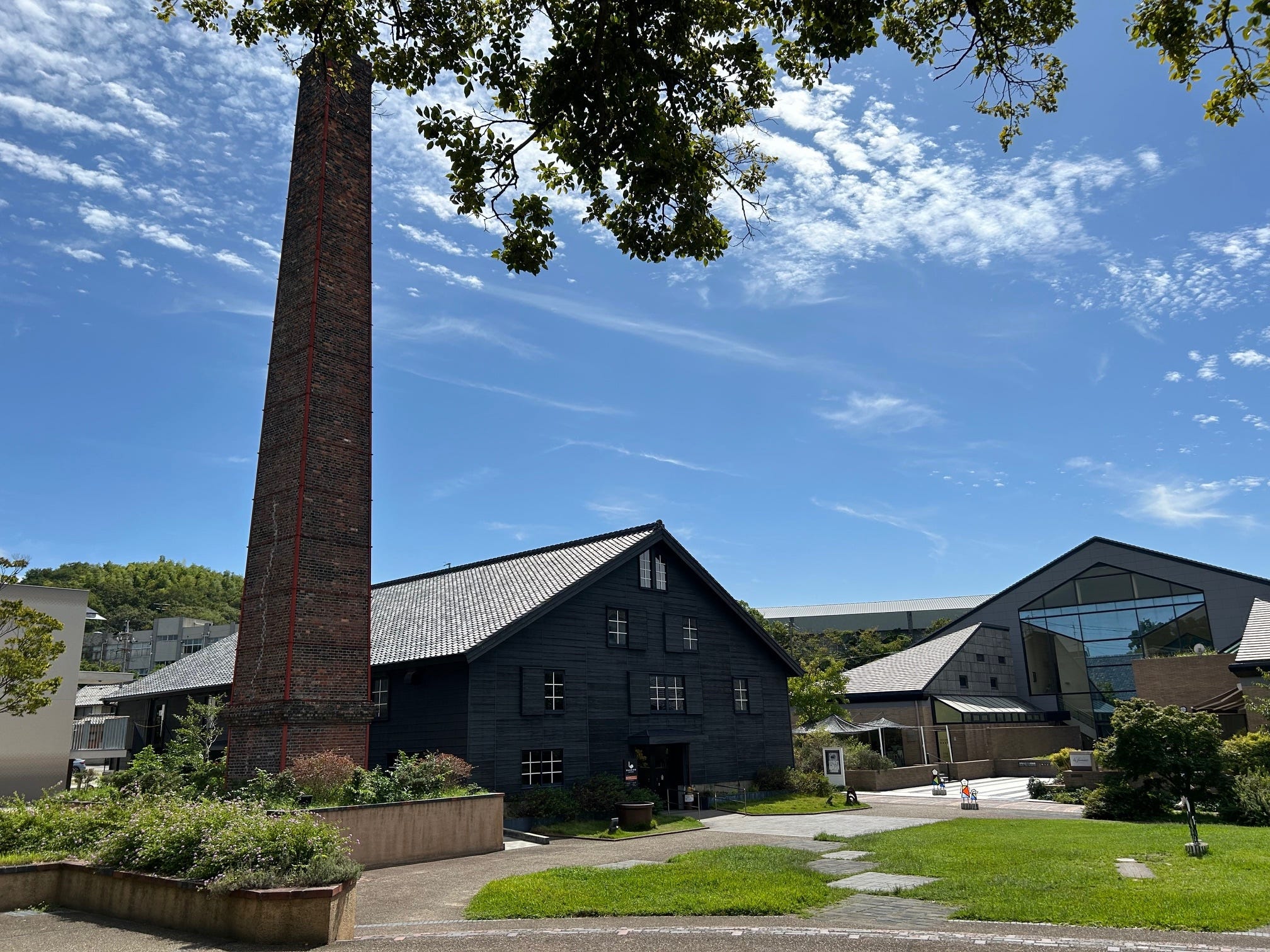 煉瓦を積み上げた高さ22mの煙突がシンボル