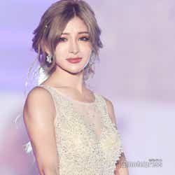 モデルプレス - “最強腹筋美女”ゆんころ、大胆露出のミニ丈ドレスに注目集まる