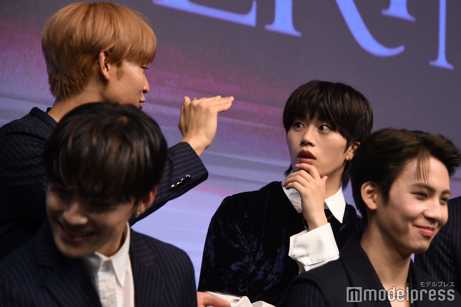 與那城奨のエピソードに表情豊かに驚く木全翔也 （C）モデルプレス