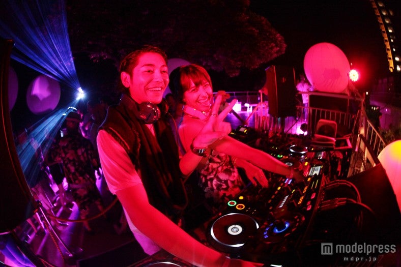 Carpe diem（Kazuma Kawahara／Alisa Urahama）／「TGC 2013 A/W AFTER PARTY TGC Night Pool Party」（C）TGC Night Pool Party 2013