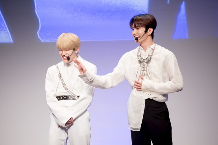 INI「COMEBACK TALK SHOW」より(C)LAPONE Entertainment