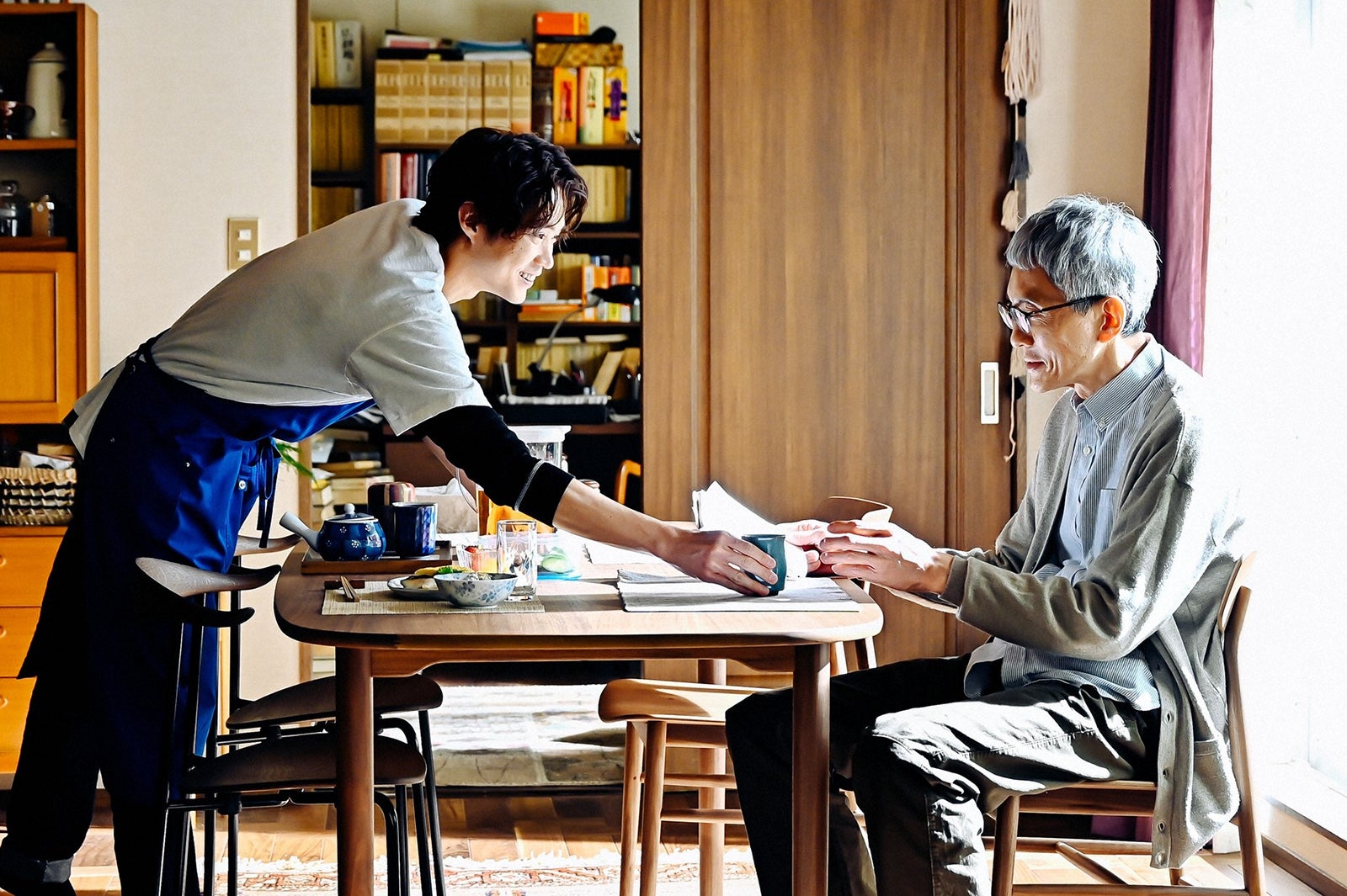 磯村勇斗、松重豊／「持続可能な恋ですか？～父と娘の結婚行進曲～」第3話より（C）TBS