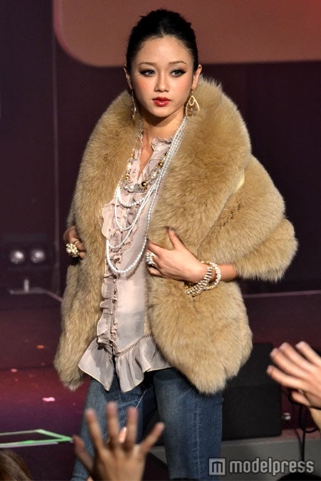 ファッションショーに登場した宮城舞