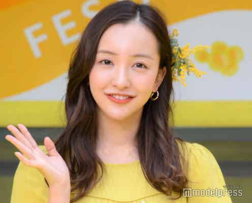 板野友美、美デコルテ輝くニット姿に「可愛すぎ」「セクシー」の声
