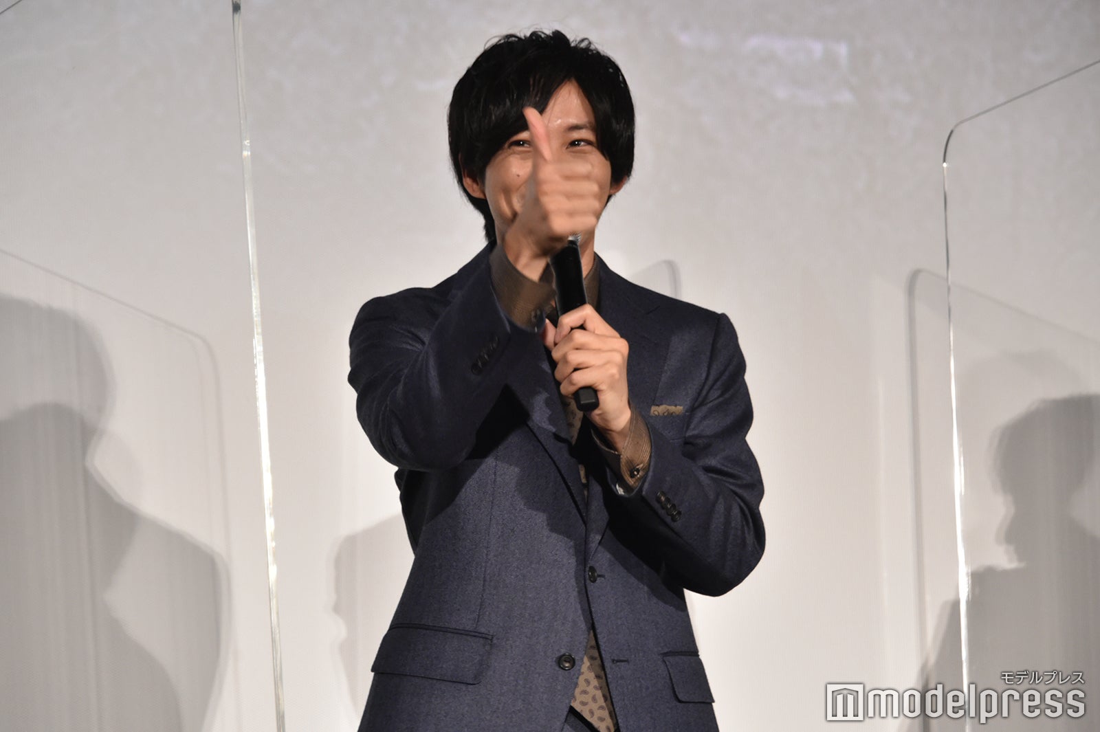 中島健人に嬉しそうに“爆弾おにぎり”を見せられた時に戸惑って見せた“グーサイン” （C）モデルプレス