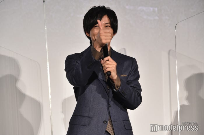 中島健人に嬉しそうに“爆弾おにぎり”を見せられた時に戸惑って見せた“グーサイン” (C)モデルプレス