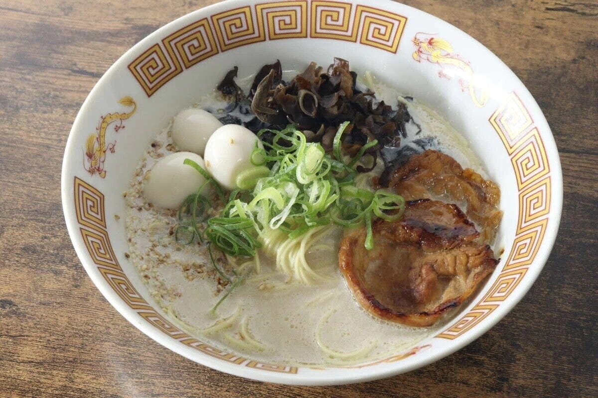 雷門龍柄のラーメン丼に具材たっぷりのラーメンが盛り付けられている 雷門龍柄のラーメン丼に具材たっぷりのラーメンが盛り付けられている