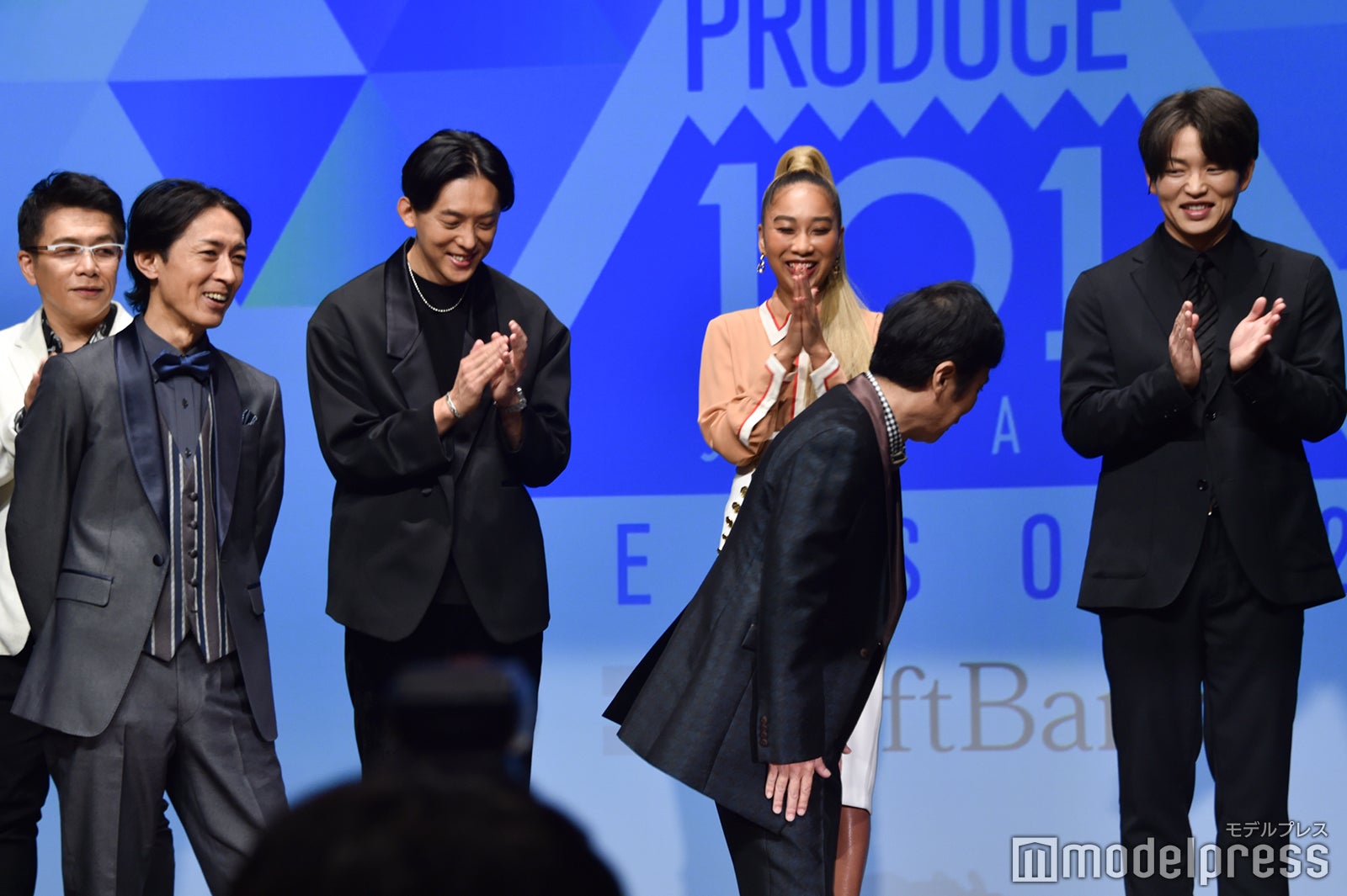 トレーナー陣に祝福される岡村隆史 （C）モデルプレス