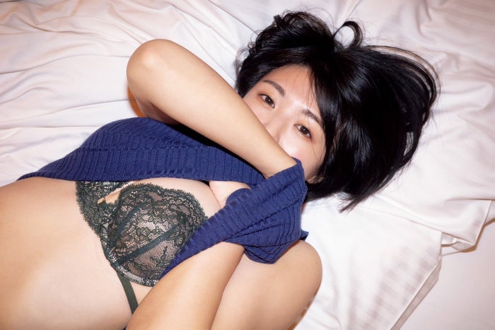 芸能事務所スタッフ・池田桃子、“不倫旅行”テーマで初写真集 ランジェリー姿を大胆披露＜桃色営業＞