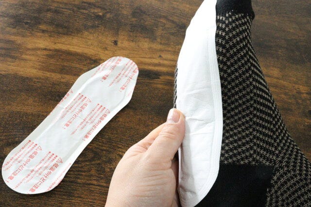 貼るカイロ（足裏用、1足組）　使用例