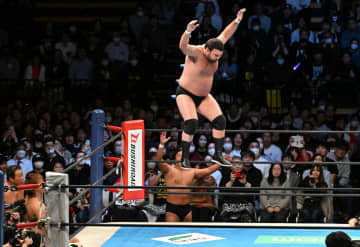 会場騒然！ウルフアロンがコーナーから何もせず降りる“名ムーブ”披露 初共闘の72歳・藤波辰爾も驚きと賛辞「目疑った」「間近で見て本物」