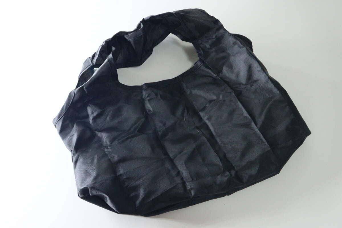 広げられた状態の黒いコンパクトエコバッグ