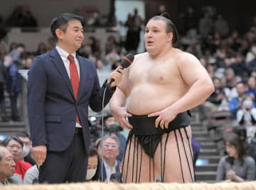大関の安青錦 優勝インタビューで異例の行動 四方に体を向けて礼 場内が沸く 解説者も感心「21歳ですよ」