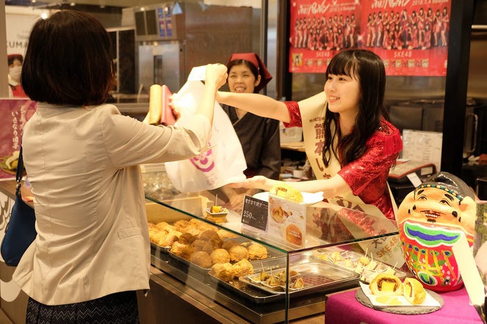 いきなり団子を販売する井上瑠夏(提供写真)