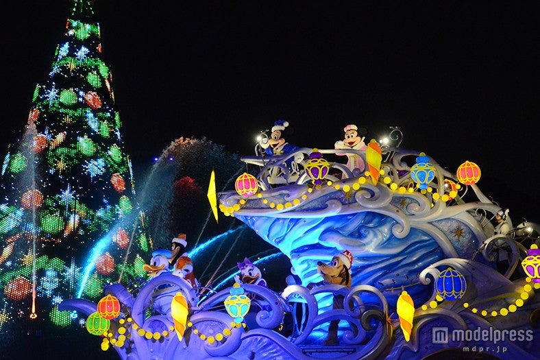ディズニーシー、幻想的に輝く15mのツリー登場　ミッキーらクリスマス新コスチューム披露