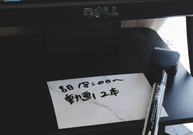 ダイソー　ホワイトボードシート　机　使用例