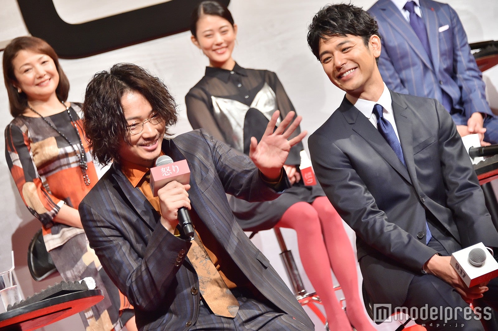 綾野剛、妻夫木聡を見つけてテレビに手を振る（C）モデルプレス