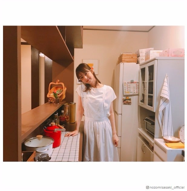 佐々木希“エプロン姿で夫を待つ” 「渡部さんになりたい」羨望の声止まらず＜雨が降ると君は優しい＞