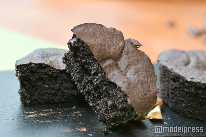 大きなチョコレートケーキをまるごとトッピング (C)モデルプレス