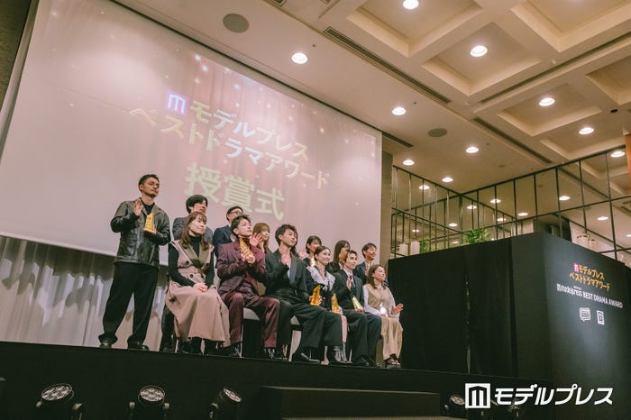 (前列左から)岡野真紀子氏、佐藤健、竹内涼真、芳根京子、本田響矢、塚原あゆ子監督(後列左から)荒井俊雄氏、櫻井紘史氏、アベゴウ氏、宋ハナ氏、小林杏奈氏、寺田御子氏、井上穂乃香氏、倉地雄大氏(C)モデルプレス