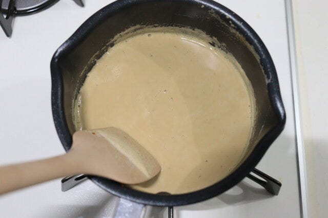 コーヒーカヌレ　レシピ　沸騰させた牛乳にコーヒーを溶かし冷蔵庫で一晩休ませる