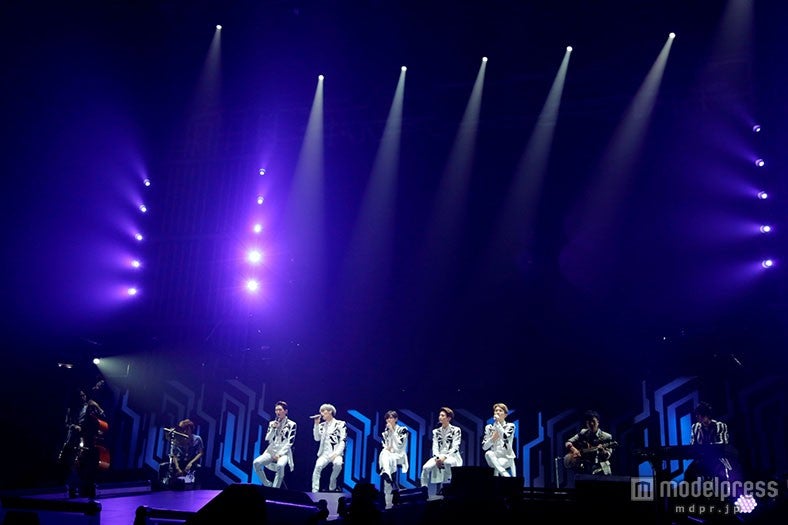 美しいハーモニーで魅了／SHINee